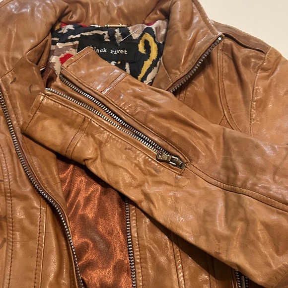 Woman’s Tan Leather Jacket - Picture 7 of 8